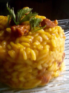Una foto de Risotto de chorizo y azafrán