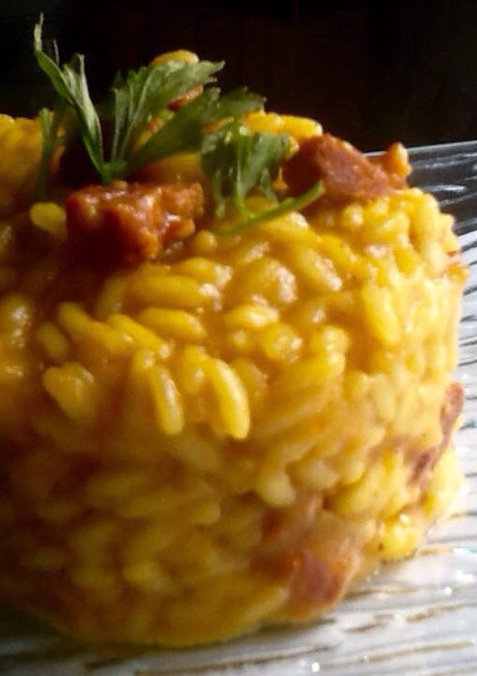 Una foto de Risotto de chorizo y azafrán