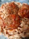 Cintas de Remolacha con Salsa de Tomate y Albóndigas