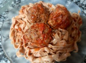Una foto de Cintas de Remolacha con Salsa de Tomate y Albóndigas