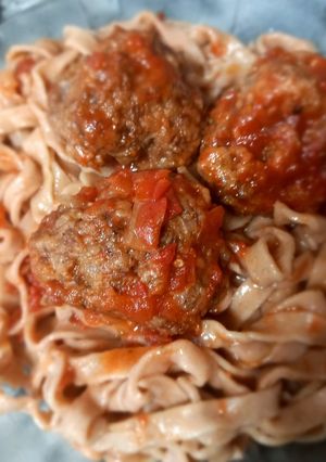 Una foto de Cintas de Remolacha con Salsa de Tomate y Albóndigas