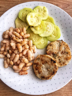 Una foto de Merluza con alubias y calabacín 🐟 🥒