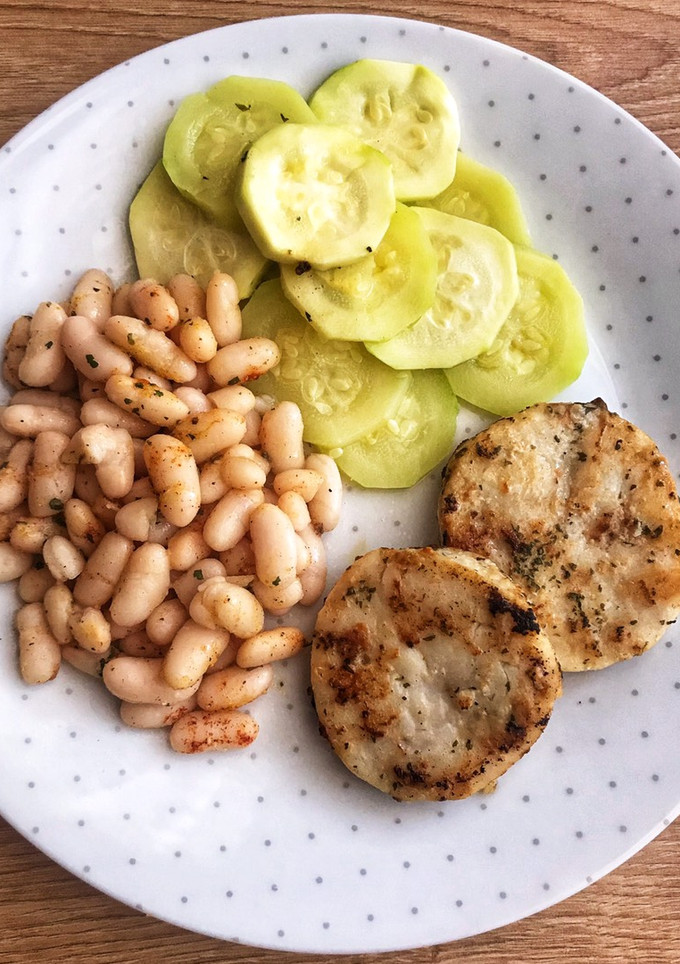 Una foto de Merluza con alubias y calabacín 🐟 🥒