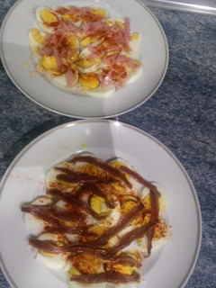 Una foto de Huevos a la gallega con anchoas y jamón de york