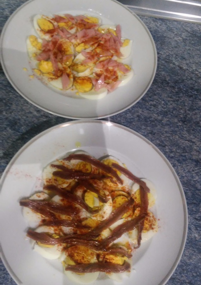 Una foto de Huevos a la gallega con anchoas y jamón de york