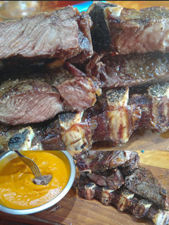 Una foto de Tira de asado, ajillo de zanahoria y ensalada de lechuga morada