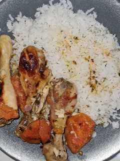Una foto de Muslos al horno con tomate y arroz 🍚