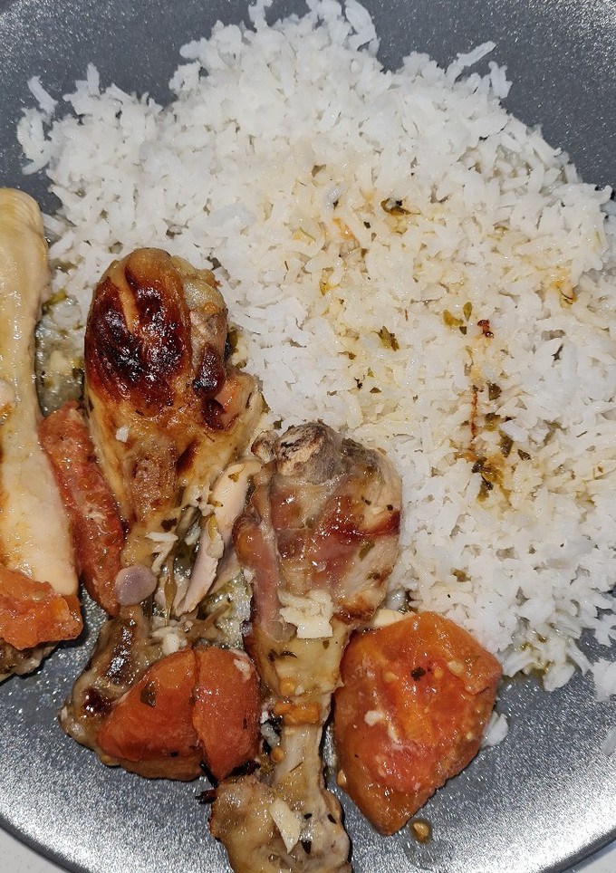 Una foto de Muslos al horno con tomate y arroz 🍚
