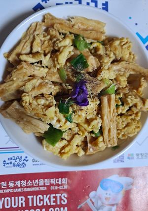 Hình của món Tàu hũ ky xào trứng.