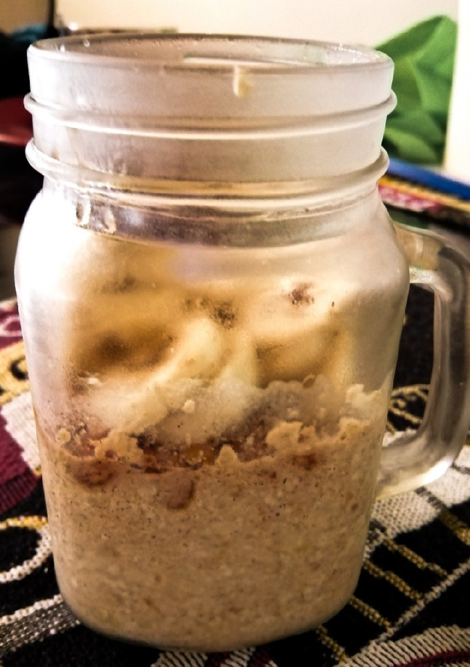 Una foto de Desayuno de avena con guineo🍌