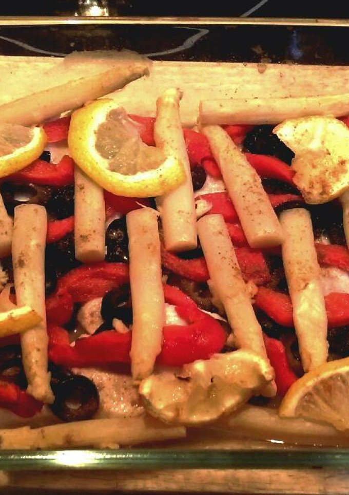 Una foto de Pescado blanco con aceitunas, pimientos y limón