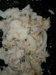 Una foto de Ensalada fresca de verano! Arroz, atún, cebolla 😃