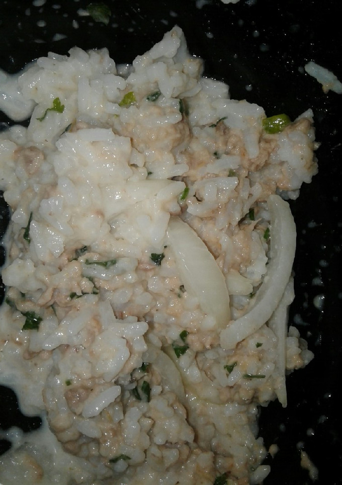 Una foto de Ensalada fresca de verano! Arroz, atún, cebolla 😃