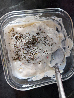 Una foto de Queso crema de kéfir con ajo y otras especias 🥛🌿🍂🌱