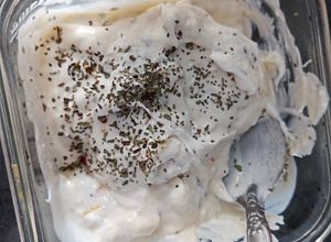 Una foto de Queso crema de kéfir con ajo y otras especias 🥛🌿🍂🌱