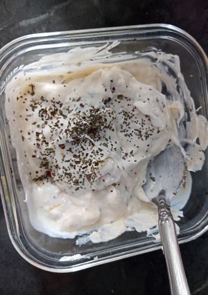 Una foto de Queso crema de kéfir con ajo y otras especias 🥛🌿🍂🌱