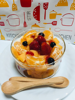 Una foto de Ensalada mix de frutas con miel y yogur!