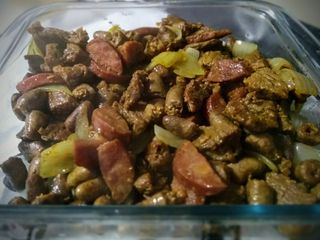 Porção de carne, coração de frango e calabresa acebolada