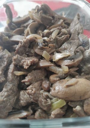 Una foto de 🐂 Carne con champiñones