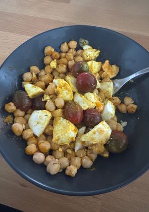 Una foto de Ensalada de Garbanzos con Huevo y Mozzarella