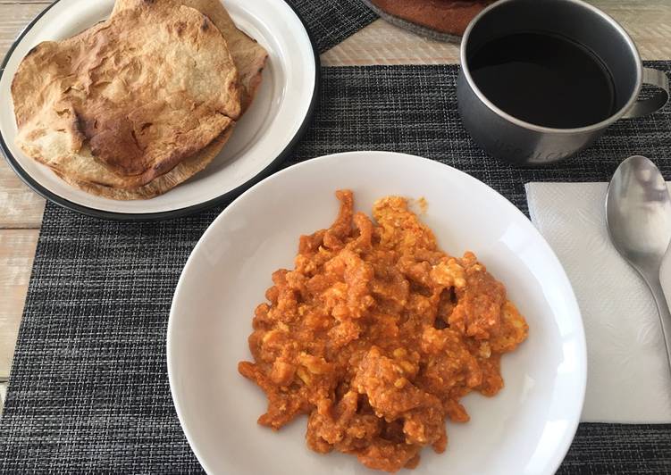 Rico chicharrón en salsa roja