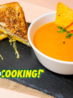Una foto de Sopa Cremosa de Tomate y Sándwich de Queso
