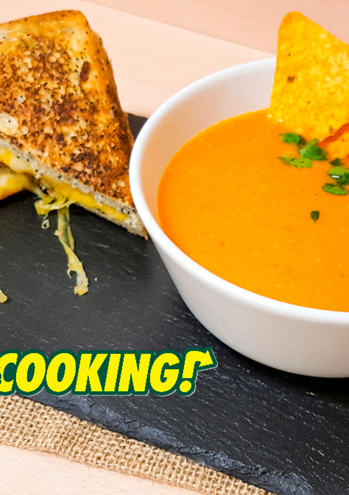 Una foto de Sopa Cremosa de Tomate y Sándwich de Queso