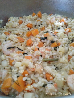 Una foto de Risotto con verduras y gambas