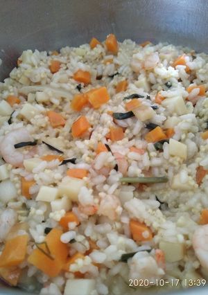 Una foto de Risotto con verduras y gambas