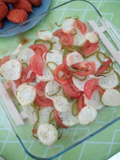 Una foto de Patatas con verduras al horno