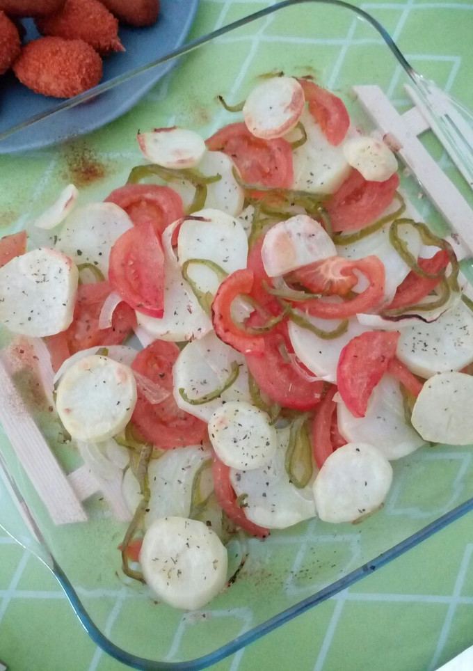 Una foto de Patatas con verduras al horno