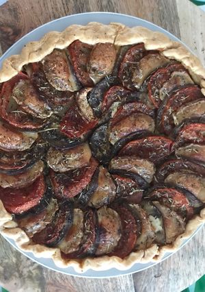 Une photo de TARTE AUBERGINES/TOMATES/CHÈVRE