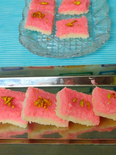 नारियल की बर्फी (Nariyal ki barfi recipe in hindi) रेसिपी मुख्य फोटो