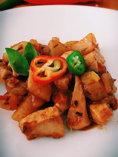 Una foto de Pollo enchilado con patatas