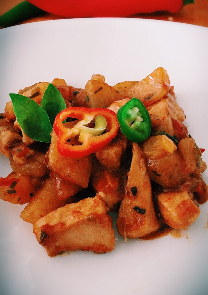 Una foto de Pollo enchilado con patatas