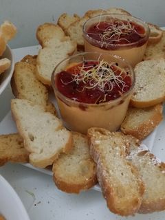 Una foto de Mousse de salmón confitura de fresas y crujiente de pan