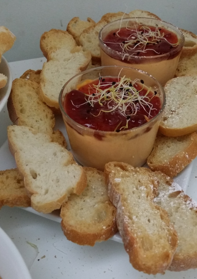 Una foto de Mousse de salmón confitura de fresas y crujiente de pan