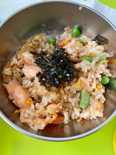 鮭魚炒飯 的食譜成品照片