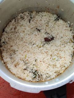 ஹைதராபாத் சிக்கன் தம் பிரியாணி (Hydrabad chicken thum biryani recipe in tamil) செய்முறை முக்கிய புகைப்படம்