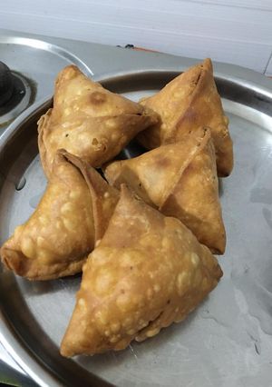 સમોસા (Samosa Recipe In Gujarati) રેસીપી મુખ્ય ફોટો