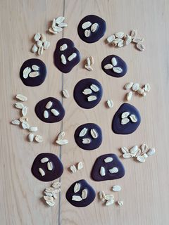 Una foto de Chocolate con maní 🍫 ♥ 🥜 #antojito versión saludable