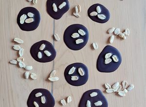 Una foto de Chocolate con maní 🍫 ♥ 🥜 #antojito versión saludable