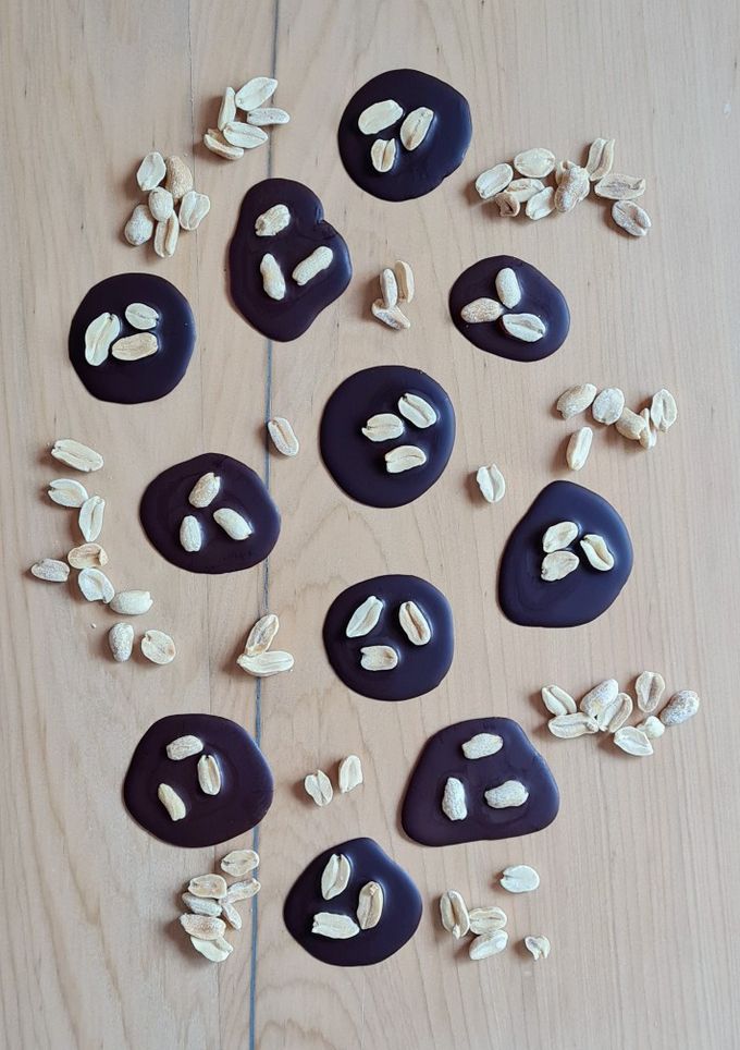 Una foto de Chocolate con maní 🍫 ♥ 🥜 #antojito versión saludable