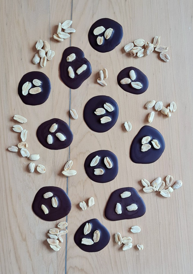 Una foto de Chocolate con maní 🍫 ♥ 🥜 #antojito versión saludable