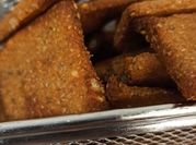 Una foto de galletitas saladas con avena y chia