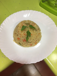 Una foto de Arroz con vegetales y gambas