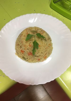 Una foto de Arroz con vegetales y gambas