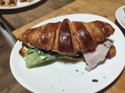 Una foto de croissant de aceite