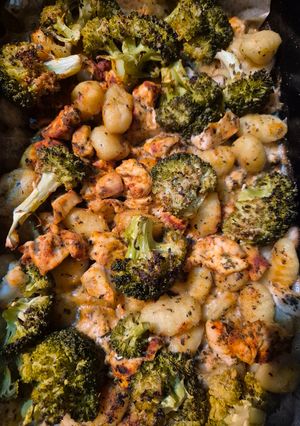 Zabkrémes csirkés gnocchi egytálétel recept fotója