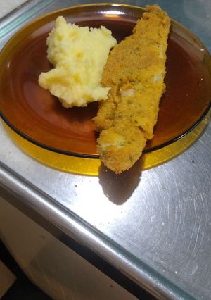 Una foto de Milanesa de merluza con puré de papa